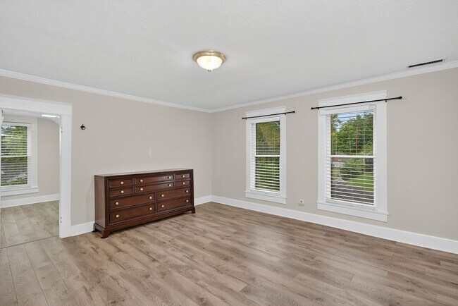 Building Photo - Charming 4BR / 3BA Historic Home with Big Backyard! BR VA