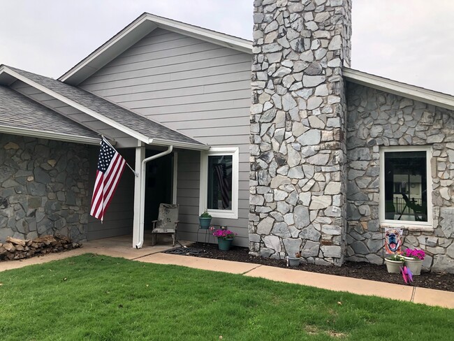 Building Photo - 3642 Lakeshore Dr