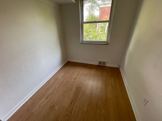 Building Photo - Lovely Apartment in Highland Park!  Availa...