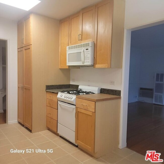Building Photo - 304 S Reeves Dr