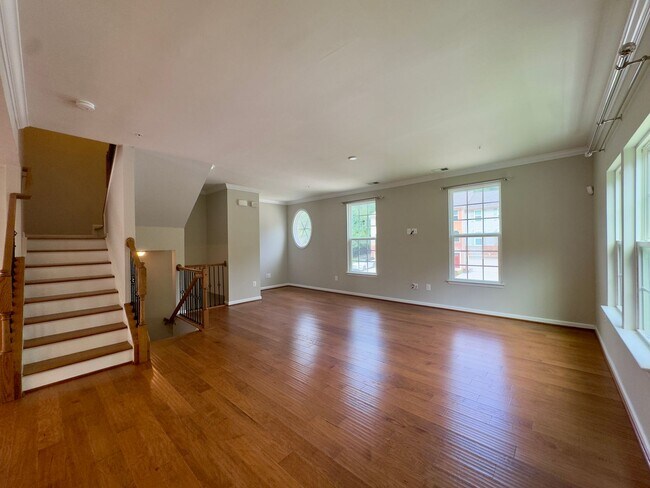 Building Photo - 1302 Dickinson Ct