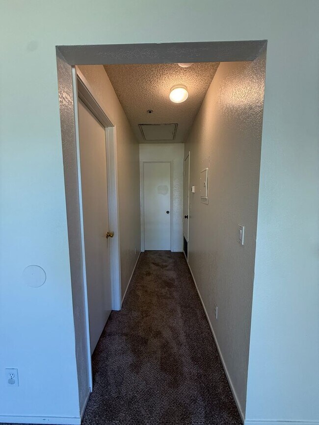 Building Photo - Centrally Located Las Palmas Upstairs Cond...