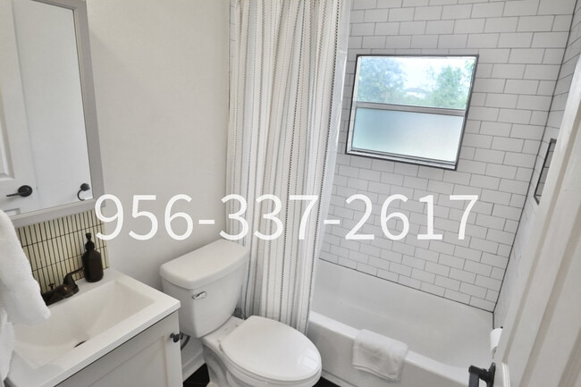 Building Photo - 807 Dreiss St
