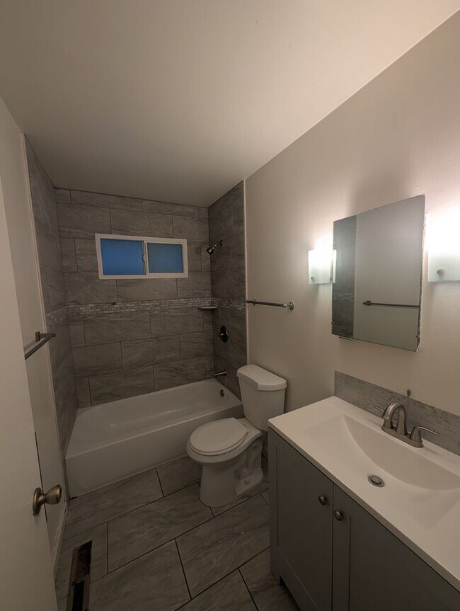 Building Photo - Great 4 bedroom 2 bath home