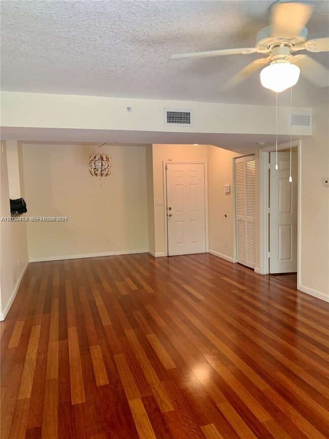 Building Photo - 529 E Sheridan St