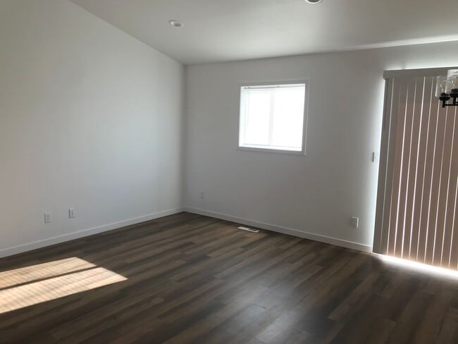 Building Photo - 4 Bed 3 Bath Twin Home