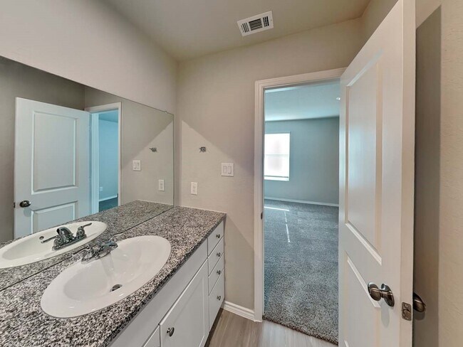 Building Photo - 144 Hollywood Dr