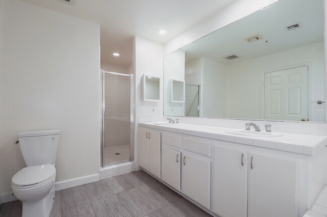 Building Photo - 11920 Goshen Ave