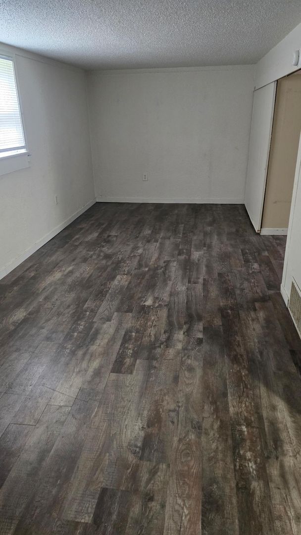 Building Photo - Charming 1-Bedroom Apartment in a Quaint Small Town!