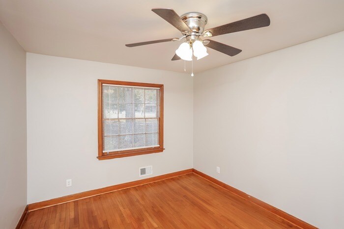 Building Photo - 1532 Romain Dr