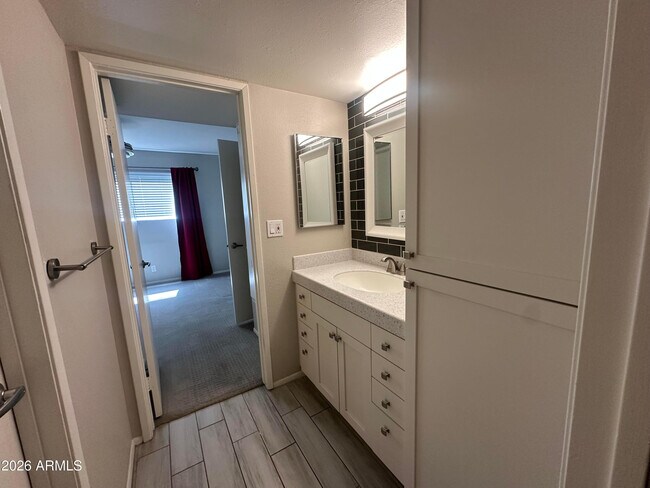 Building Photo - 5525 E Thomas Rd