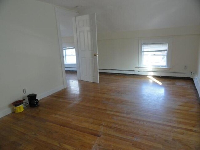 Building Photo - 3bed/2 bath in Somerville