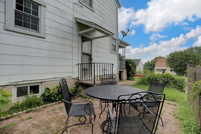 Building Photo - Charming & Upgraded 3BR Home in Arbutus wi...