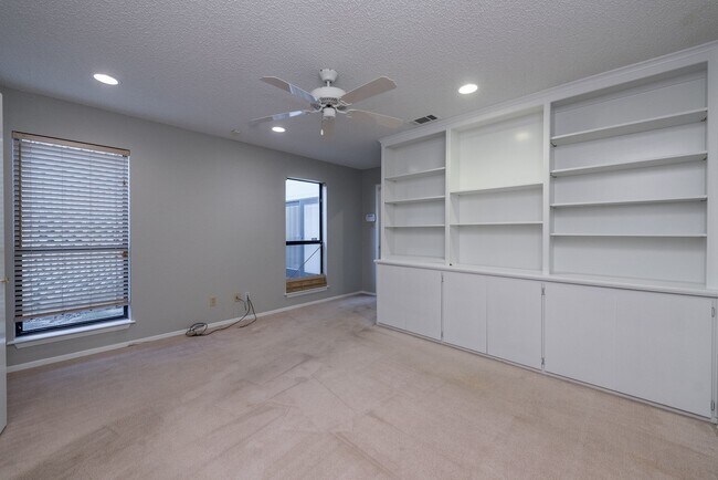 Building Photo - 2 Bedroom, 2 Bath in Overton South