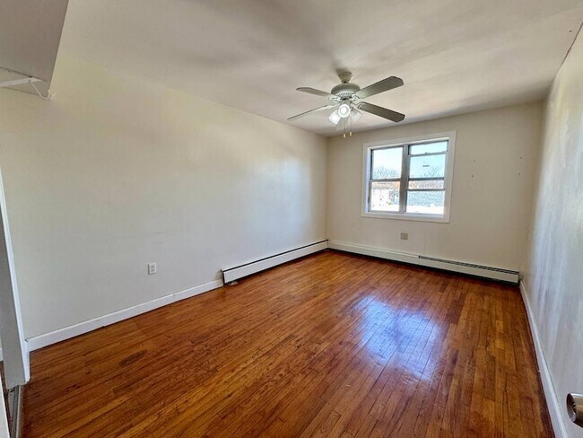 Building Photo - 526 Underhill Ave