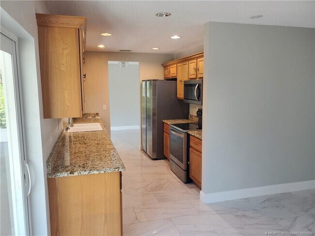 Building Photo - 1257 NE Sago Dr