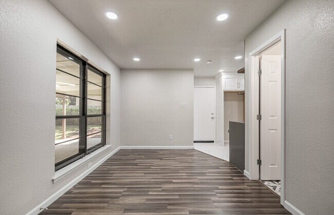 Building Photo - 9223 Ridgeland St