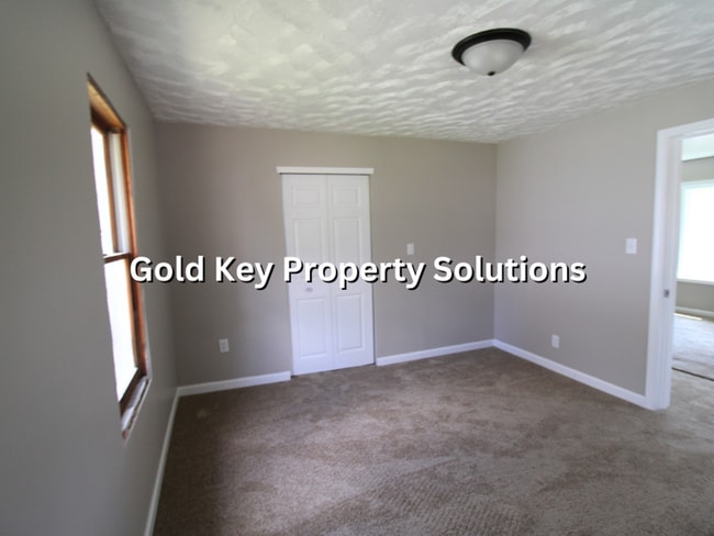 Building Photo - Fully Updated 2 BR 1 BA House with Covered...