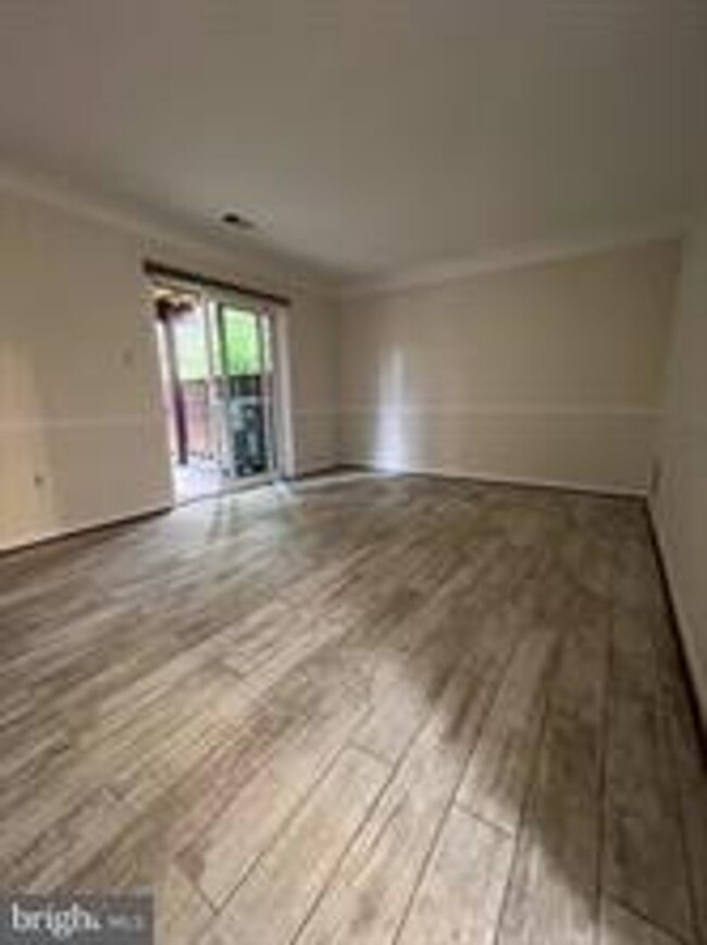 Building Photo - BEAUTIFUL END UNIT TH NEAR DOWNTOWN ROCKVILLE