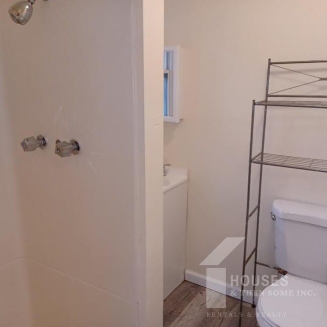 Building Photo - 122 Owens St