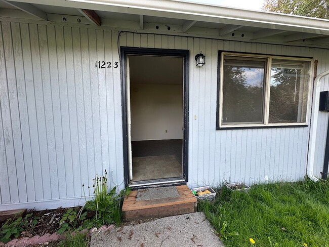 Building Photo - Remodeled & Modern Living in a Vibrant Tac...