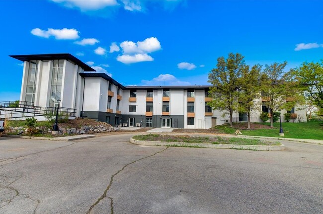 Building Photo - Renovated Apartment in Murray!