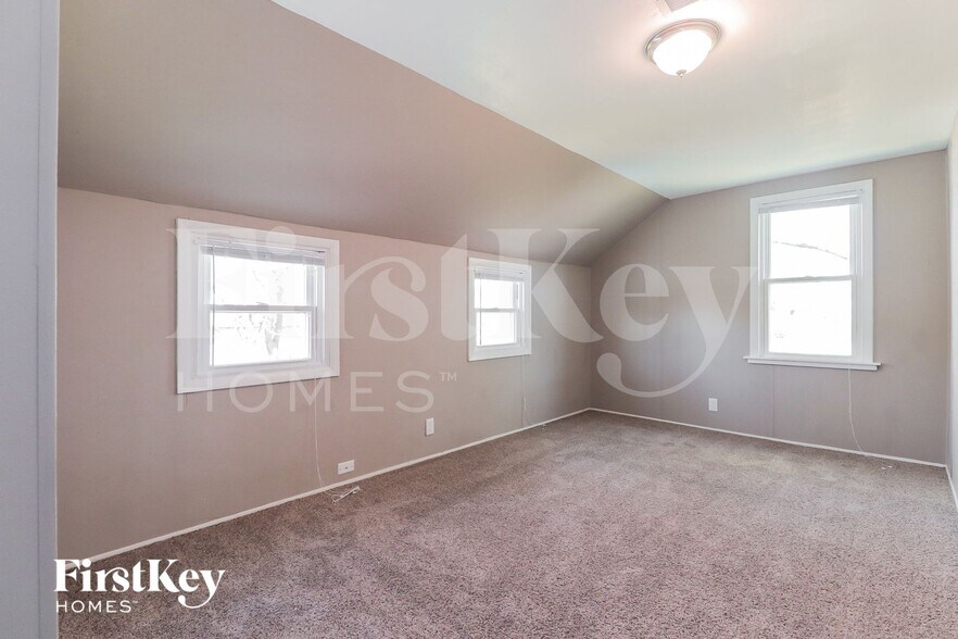 Building Photo - 446 Barron St