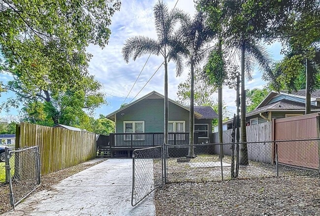 Building Photo - 1/1 in Central Lakeland with a great side ...