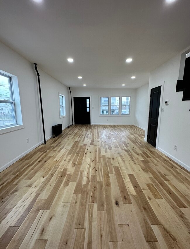 Building Photo - 301 Oak St