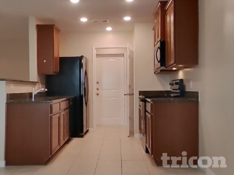 Building Photo - 524 Red Dusk Paint Dr