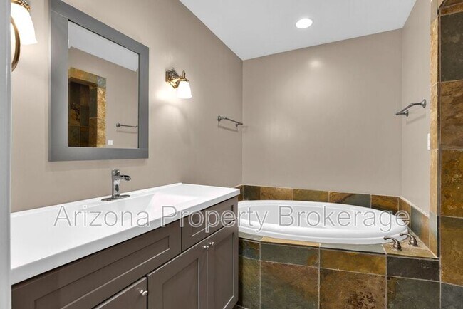 Building Photo - 5610 W Grovers Ave