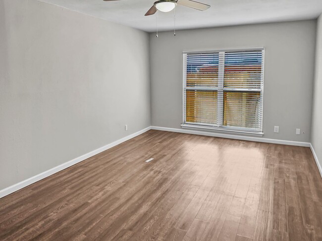 Building Photo - Newly painted with Open floor plan!