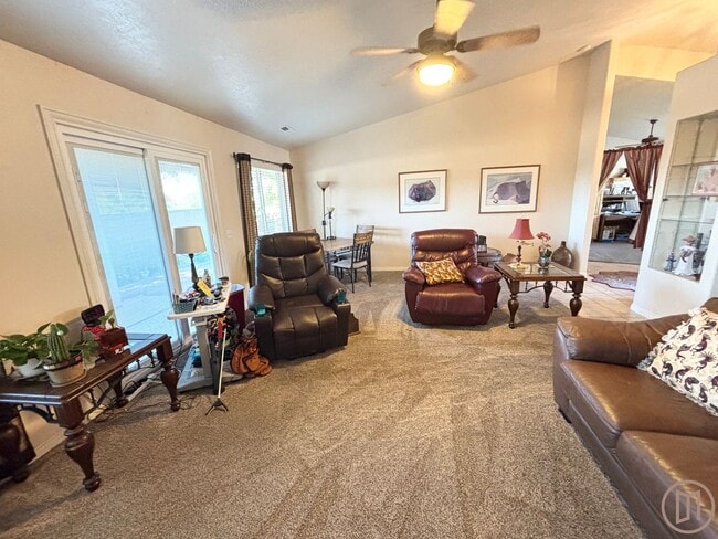 Building Photo - Snow Canyon Home!
