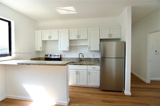 Building Photo - 337 SW 5th Ave