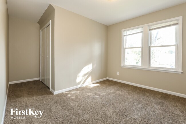 Building Photo - 14 E Willow Dr