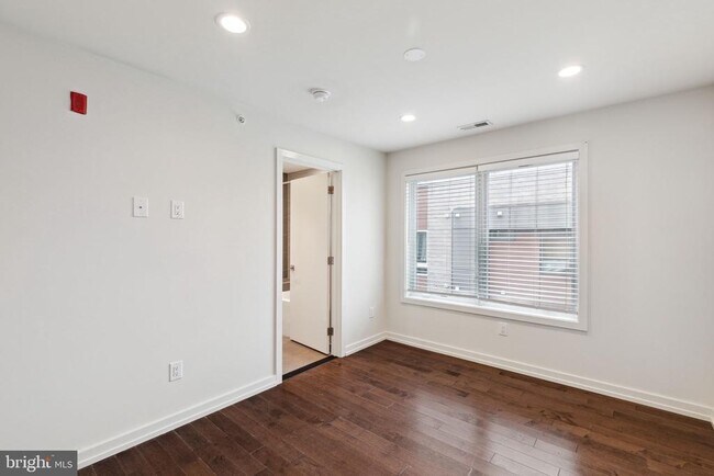 Building Photo - 708 S Sartain St