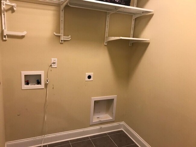 Building Photo - Amazing Cary Location!