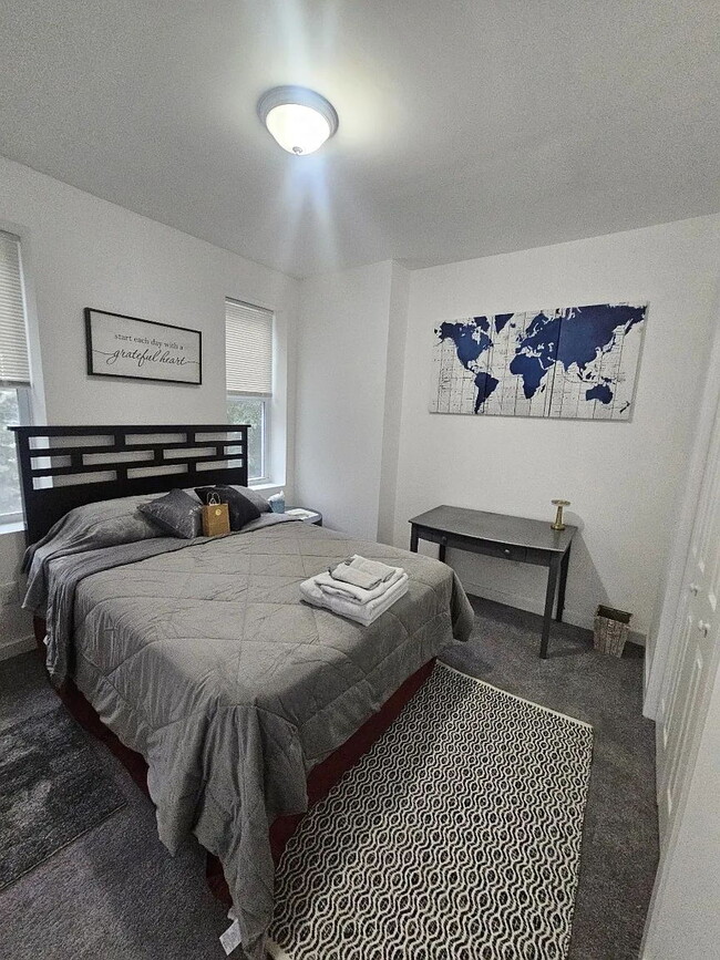 Building Photo - Luxurious 6-Bedroom Haven with Updated Ele...