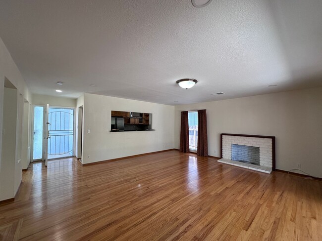 Building Photo - LARGE YARD, 3/2, Remodeled, AC, Cat Friend...