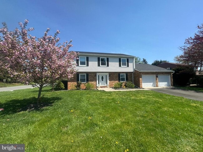 Building Photo - 901 Hillcrest Dr