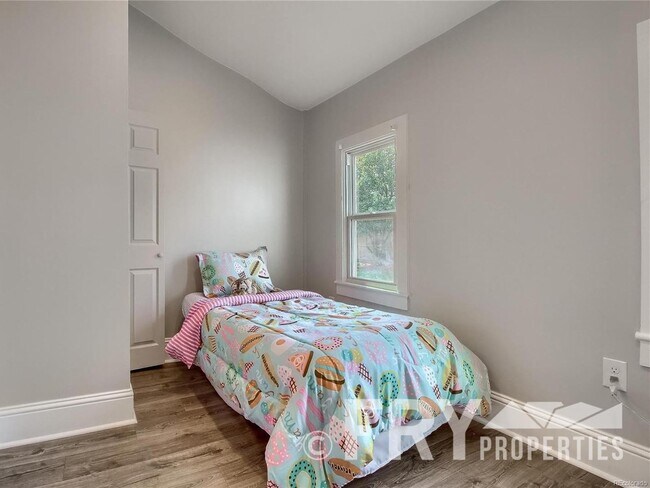 Building Photo - Fully remodeled 2  bed + office, main floo...