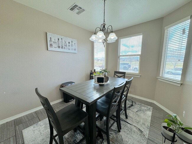 Building Photo - Northeast El Paso 3Bed/2 Bath Refrig A/C Across From Park!
