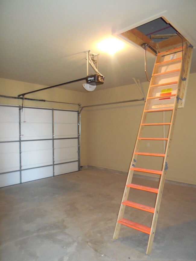 Building Photo - Fully Furnished Three Bedroom, Two Bathroo...