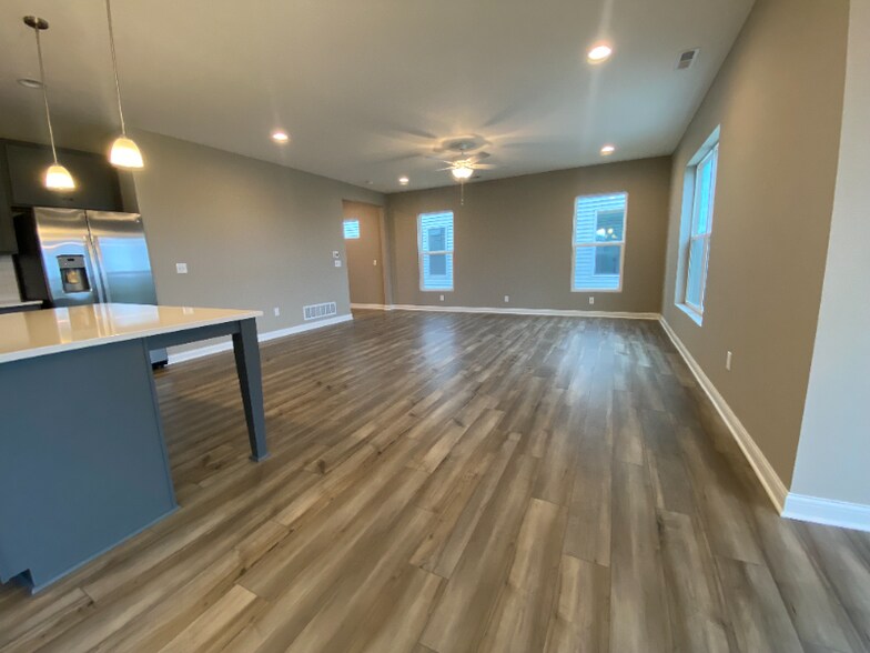 Building Photo - 7023 Unitas Lp