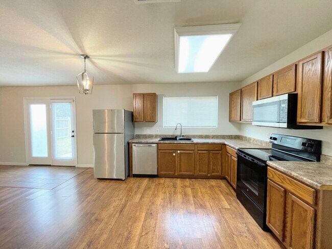 Building Photo - 3177 Lakeland Dr SW