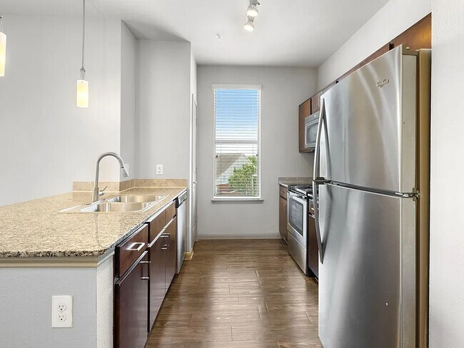 Building Photo - Live in Richmond – Get 1 Month Free Rent!