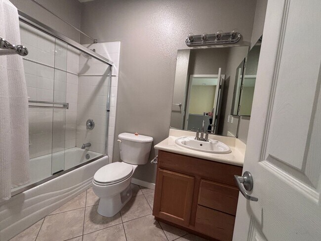 Building Photo - Willow Glen- Beautiful corner unit townhome with a private backyard