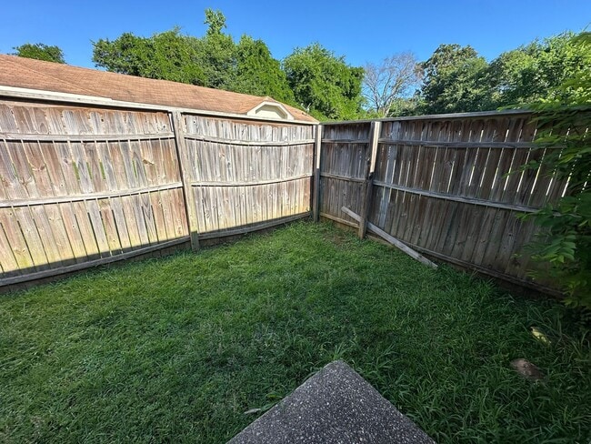Building Photo - 210 Memory Ln