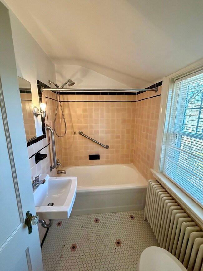 Building Photo - 111 Atkins Ave