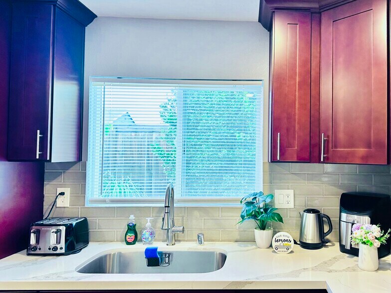 Building Photo - 2621 Wallace Ave